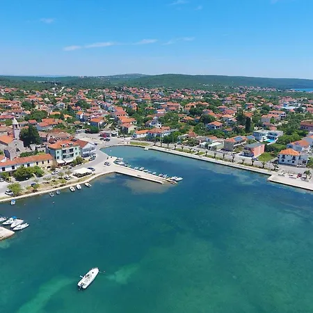 Leona Daire Sukošan