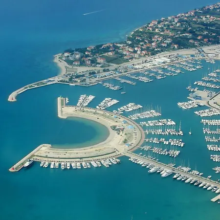 Leona Apartment Sukosan